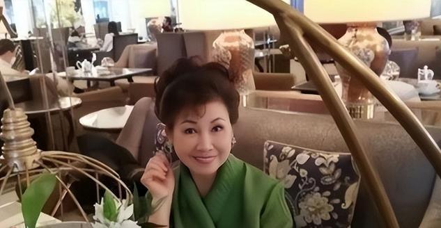 PG电子登录入口-突传死讯!香港知名演员老公在家中离世,坐在轮椅上没了呼吸